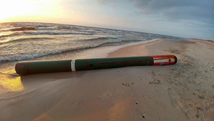 Descoperire stranie pe o plajă din Lituania o torpilă rusească