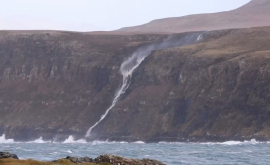 Шотландский водопад стал течь снизу вверх ВИДЕО