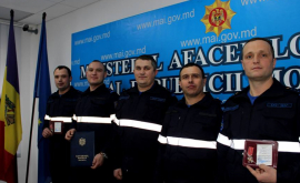 Pompierii care au stins devastatorul incendiu de la Ciocana decorați