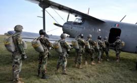 Militarii Armatei Naţionale au zburat cu paraşuta FOTO