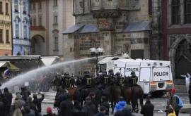 Ciocniri violente între poliția cehă și manifestanți în timpul protestelor antiepidemice