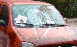 Răzbunare dură O mașină a fost murdărită cu ulei glod și chefir VIDEO