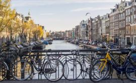 Amsterdam Ce metodă se va folosi pentru ai împiedica pe biciclişti săşi parcheze bicicletele pe poduri 