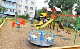 Accesul la terenurile de joacă din Chișinău rămîne restricţionat
