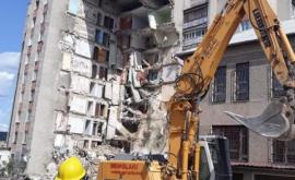 A început demolarea clădrii avariate din orașul Otaci