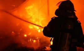 Incendiu la Drochia O construcție distrusă de flăcări VIDEO