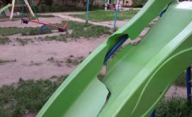 В одном из столичных дворов на Буюканах сломали детскую площадку ВИДЕО