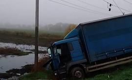 Sute de oameni au rămas fără curent electric după ce un camion sa izbit de un stîlp la Hîncești