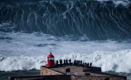Valuri spectaculoase pe coasta Portugaliei