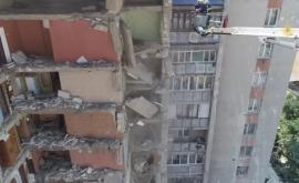 Lucrările de demolare a clădirii avariate de la Otaci continuă