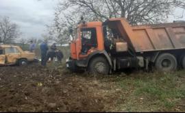 Un Kamaz de la SA Drumuri Orhei a distrus un automobil la Rezina