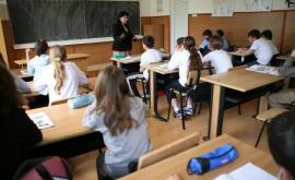 Părinții cer explicații autorităților Unii elevi acceptați permanent în sala de clasă iar alții nu