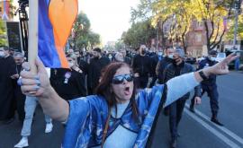 Opoziția armeană a blocat străzile Erevanului cerînd demiterea lui Pașinian
