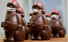 Figurine Moş Crăciun din ciocolată echipate cu măşti VIDEO