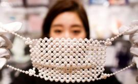 В Японии представили маски с бриллиантами и жемчугом