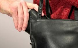 O femeie de 70 de ani ajutată de polițiști săși recupereze geanta cu bani și acte