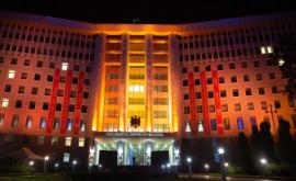 Почему здание парламента подсвечно оранжевым цветом