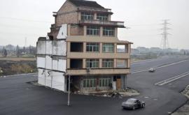 В Китае трассу построили вокруг крошечного дома