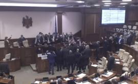 Zi tensionată la Parlament Deputații au rupt microfoane și sau stropit cu apă
