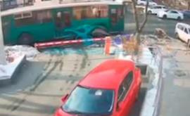 Россиянка увернулась от сорвавшегося уличного фонаря и попала на видео