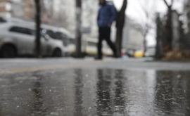 Pe drumurile din țară se circulă în condiții de ploaie și ghețuș