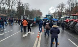 Движение транспорта в центре столицы заблокировано ФОТО