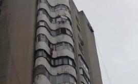 O fetiţă care atîrna de balconul situat la etajul 12 salvată de pompieri