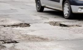 Отремонтированная всего два месяца назад дорога в Унгенах снова покрыта ямами