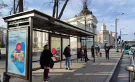 În capitală continuă instalarea noilor stații de asteptare a transportului public