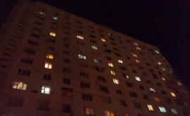 O femeie sa prăbușit în gol de la etajul cinci al unui bloc de locuit