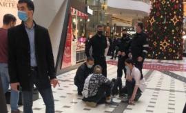 Момент падения молодого человека в столичном торговом центре был снят на видео ВИДЕО