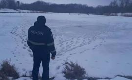 Salvatorii atenționează despre riscul prăbușirii oamenilor sub gheața subțire