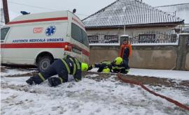 В Тараклии на трассе застряла машина скорой помощи