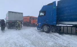 В нескольких регионах Украины изза ухудшения погоды объявили красный уровень опасности
