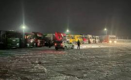 В Молдове изза снегопада на некоторых участках дорог ограничили движение крупнотоннажного транспорта