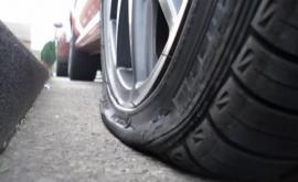 Десятки водителей нашли свои машины с проколотыми шинами на одной из улиц столицы