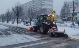 Движение на дорогах столицы осуществляется в зимних условиях