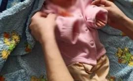 Femeia din capitală a povestit cum a găsit copilul nounăscut în scara blocului