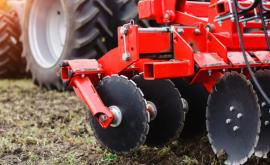 Guvernul României a aprobat acordarea a 6000 de tone de motorină pentru agricultorii moldoveni