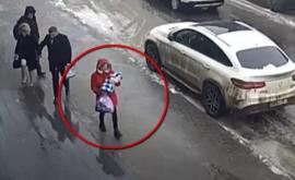 Опубликовано видео с женщиной бросившей младенца в подъезде