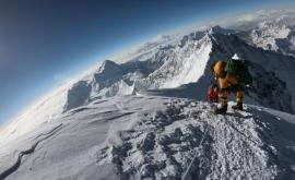 Doi alpiniști au mințit că au cucerit Everestul Cum vor fi pedepsiți