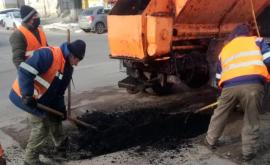 În capitală a început repararea temporară a drumurilor cu asfalt rece