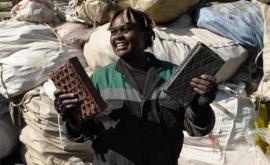Спасем Землю от пластика Молодая кенийка производит кирпичи из упаковок