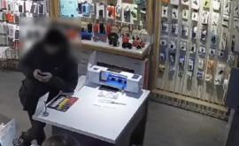 Uitel cum fură Un bărbat surprins de camerele video dintrun magazin 