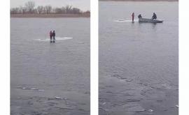 На Украине мужчина спас детей занесенных на льдине на середину Днепра ВИДЕО