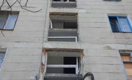 A început instalarea geamurilor în blocul afectat de explozie