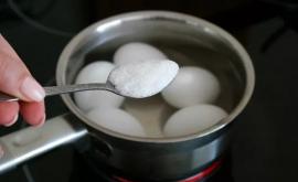 De ce să pui bicarbonat de sodiu în apa în care fierbi ouăle