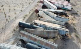 Un tren cu substanțe chimice inflamabile a deraiat în California