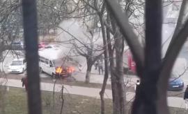 În Chișinău un microbuz a luat foc din mers VIDEO