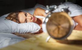 De ce ajung oamenii să doarmă din ce în ce mai puţin